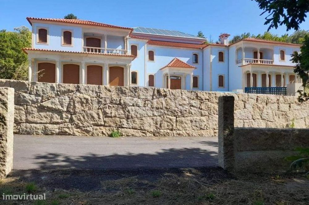 Palacete de Sonho com Piscina Interior e Vista para a Natureza