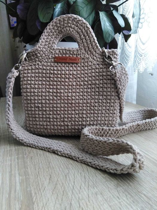 Beżowa torebka robiona na szydełku
