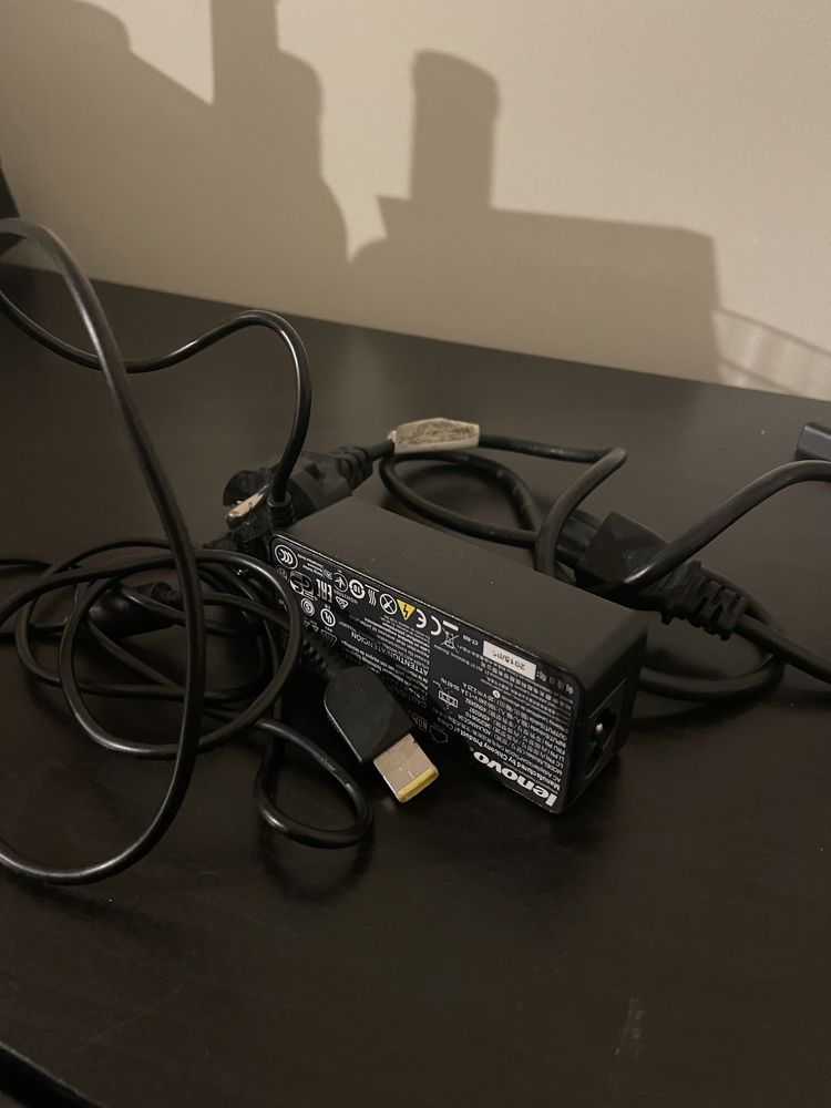 Lenovo Yoga 300 branco e preto