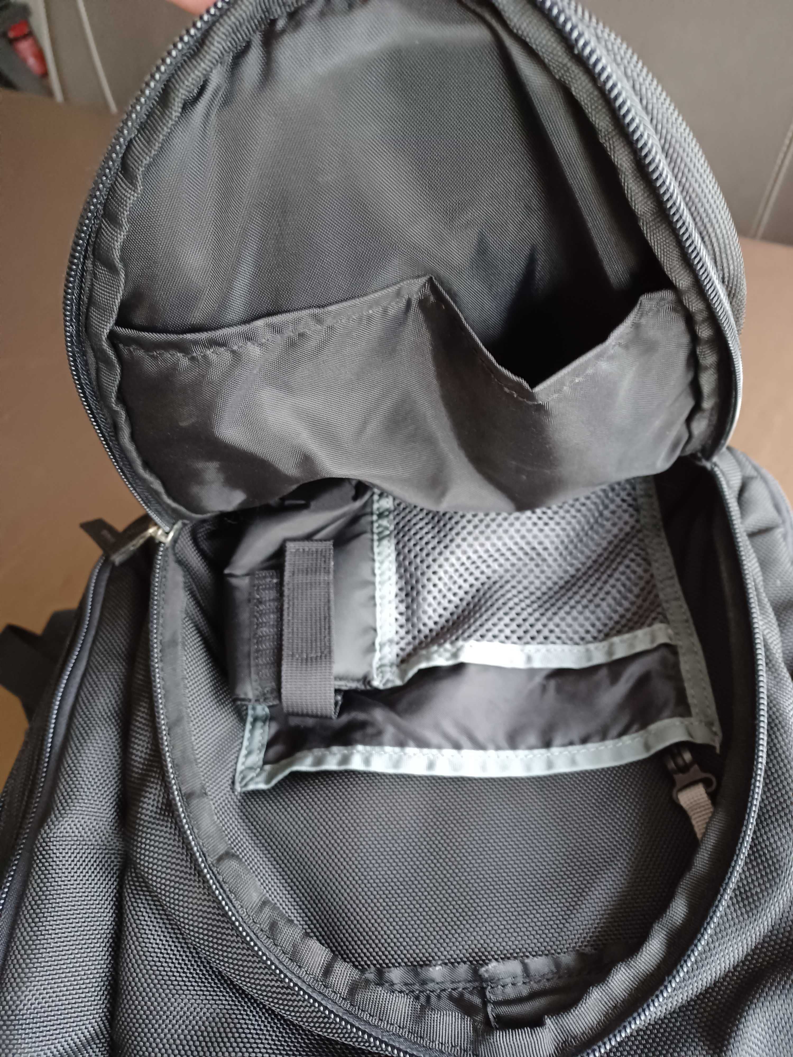 Mochila preta para transportar computador portátil