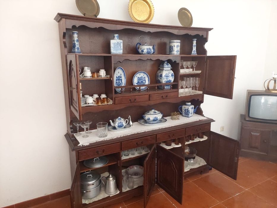 Armário em madeira maciça e cadeiras antigas