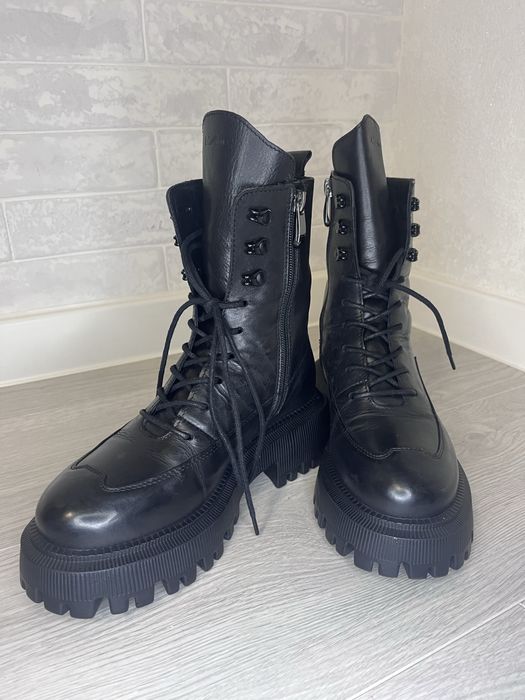 Продам зимове жіноче взуття