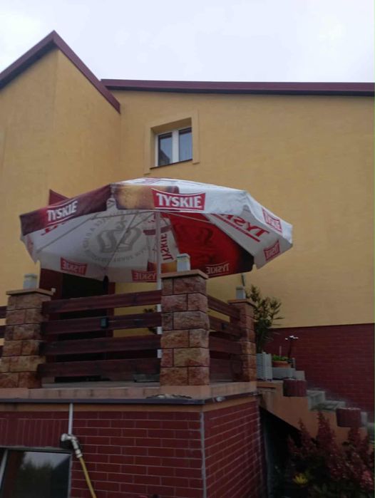 Duzy parasol ogrodowy plus kamien