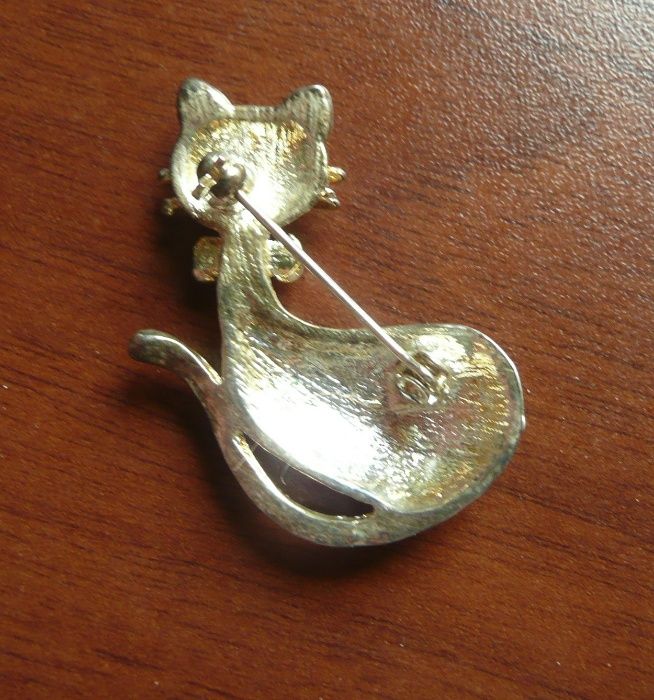 broszka w srebrnej oprawie skrzy cyrkonie kot