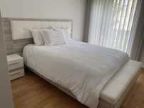 Cama somier com cabeceira e mesas de cabeceira