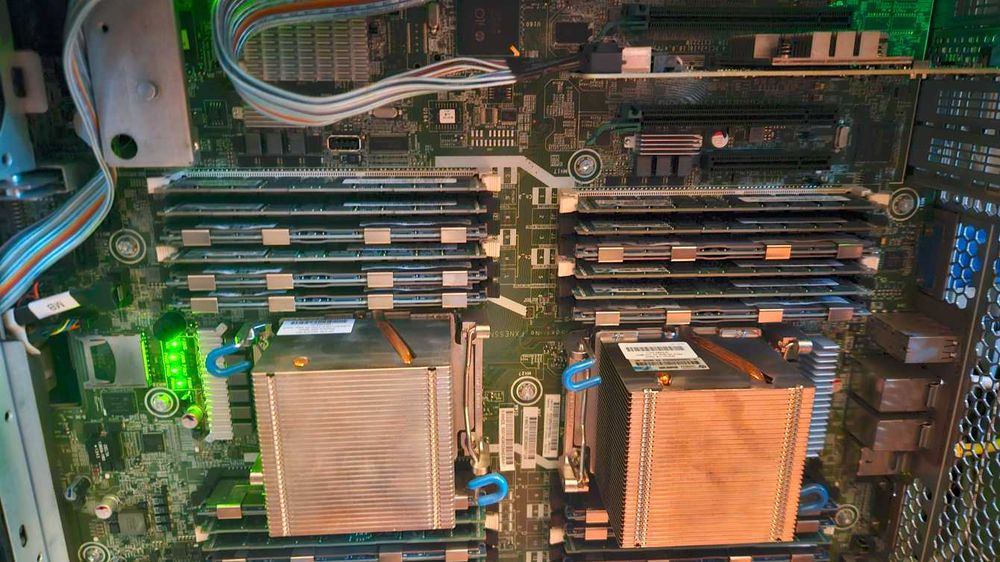 LAB Server HP  192 GB RAM z ESXi8 i RAID SAS