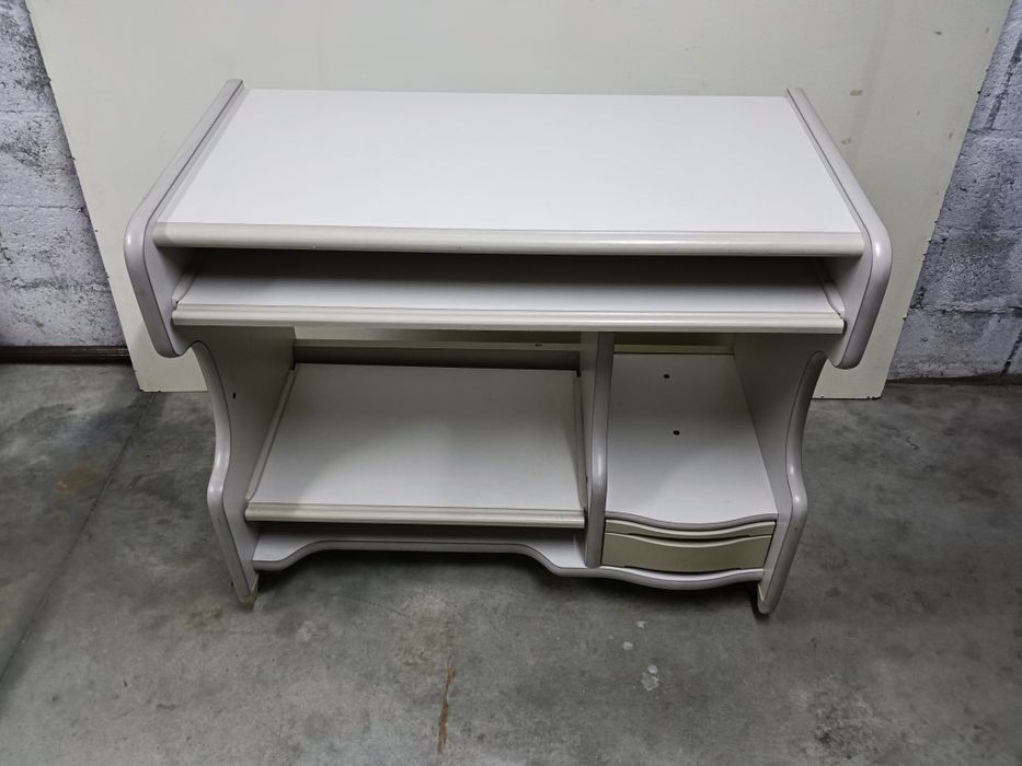 Secretaria multifuncional em madeira lacada branco.
Medidas: 96/80/50c