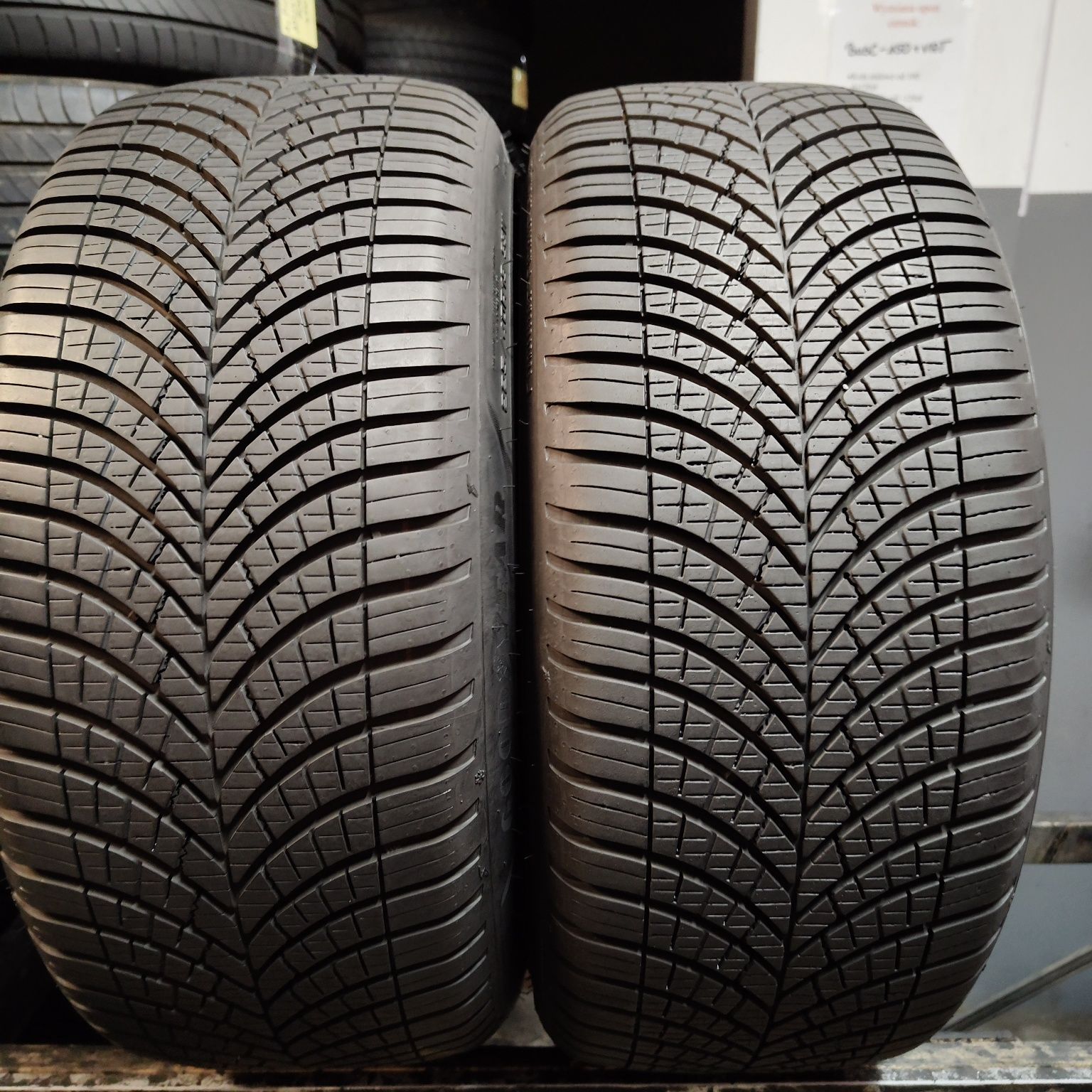 225/40/19 XL Sprzedam parę opon całorocznych Goodyear