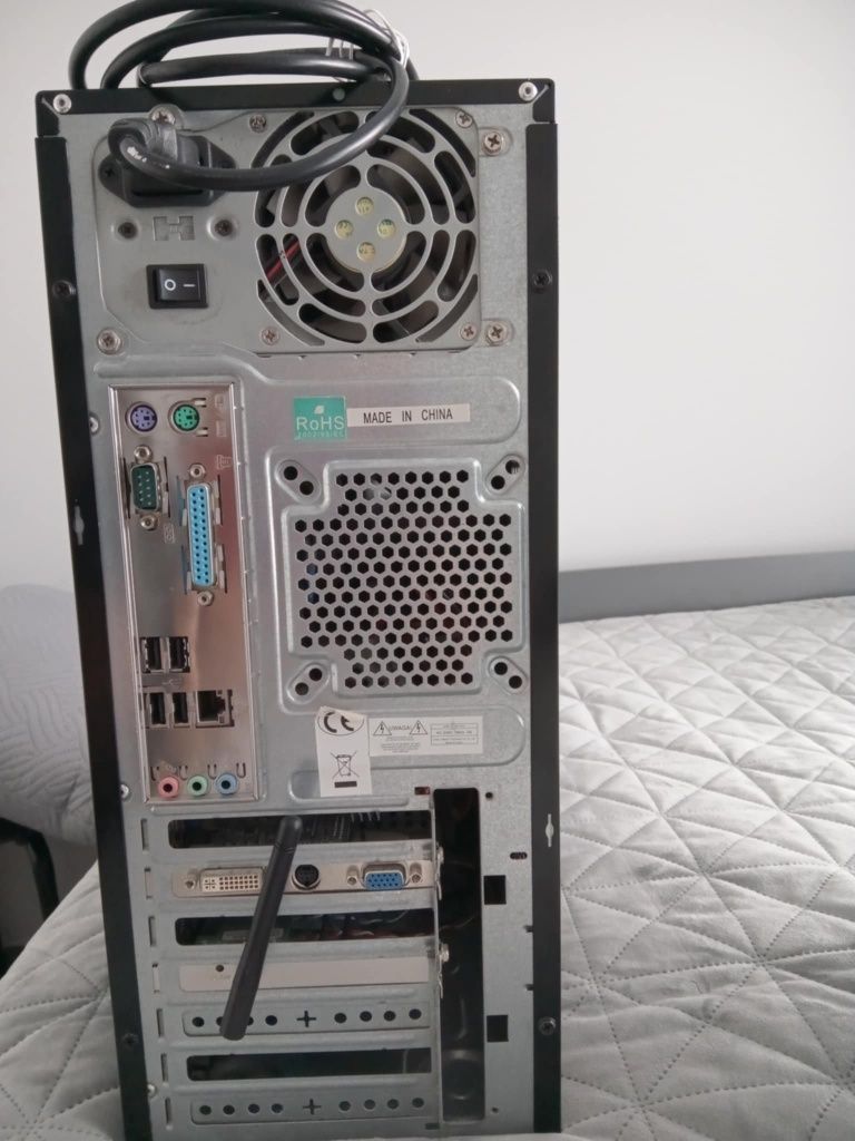 Komputer stacjonarny + Monitor + klawiatura + głośniki