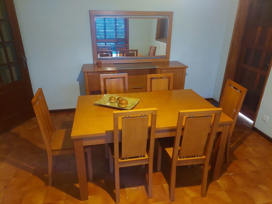 Conjunto mobiliário de sala com mesa de jantar e móveis de apoio
