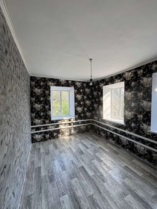 Продається будинок в центрально - міському районі .