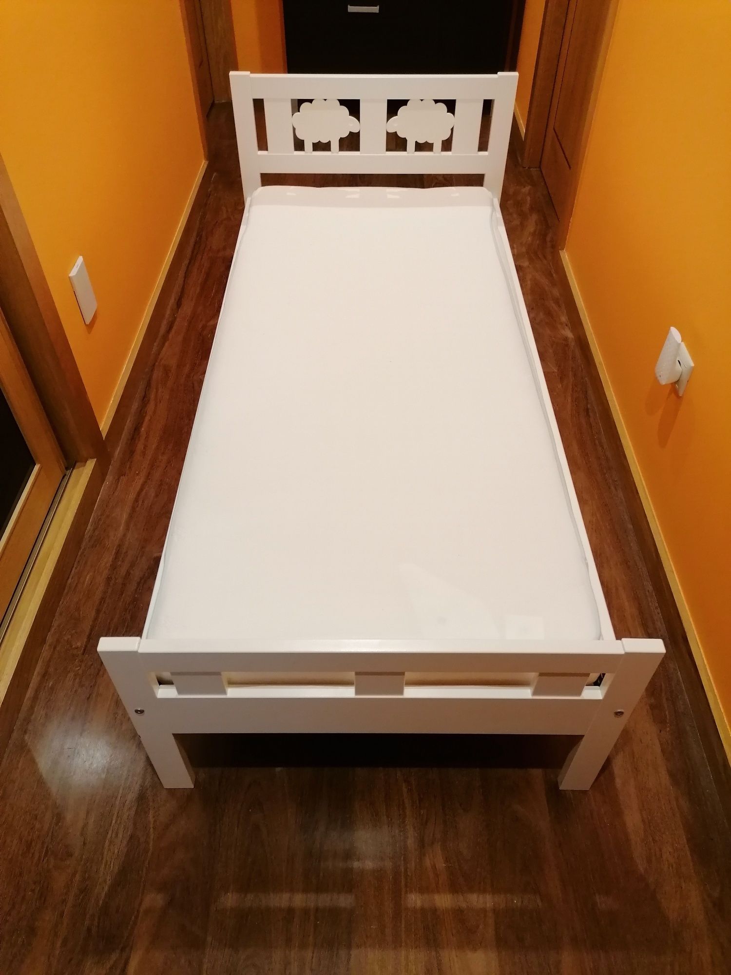 Cama de criança com colchão