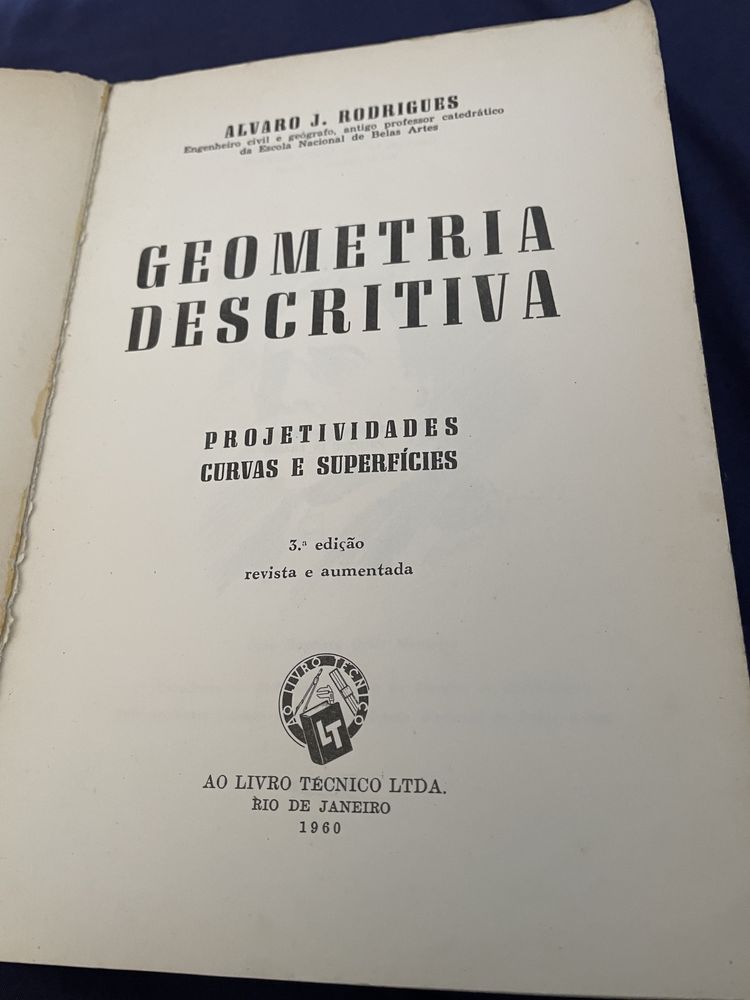 Geometria Descritiva projetividades Curvas e Superficies.