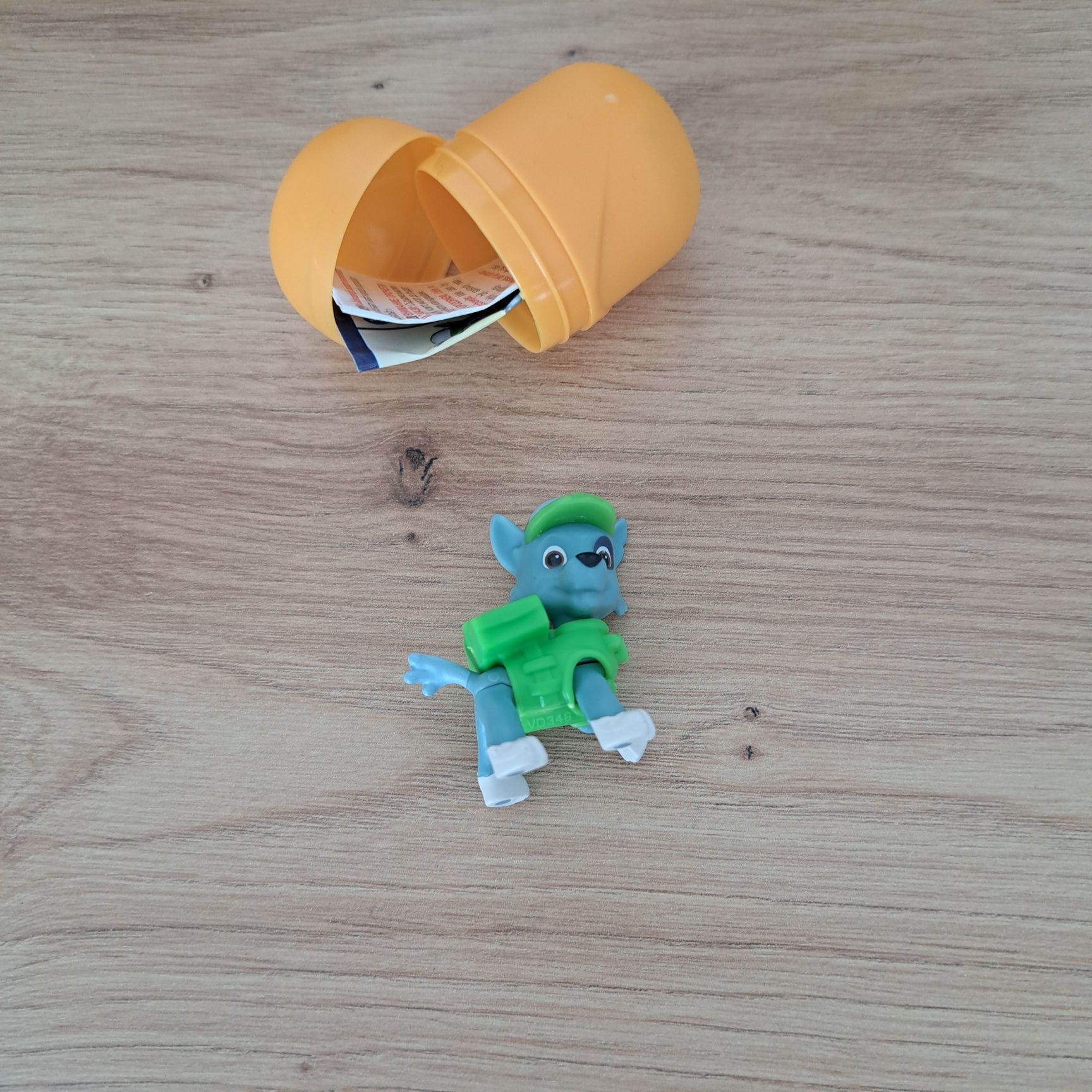 Figurka Psi Patrol Rocky Kinder Niespodzianka