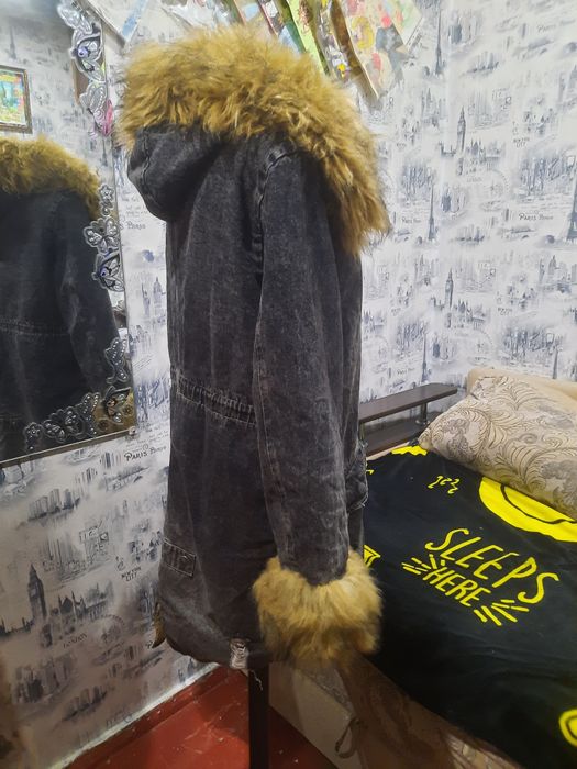 Джинсовая парка  - утепленный пуховик с капюшоном.