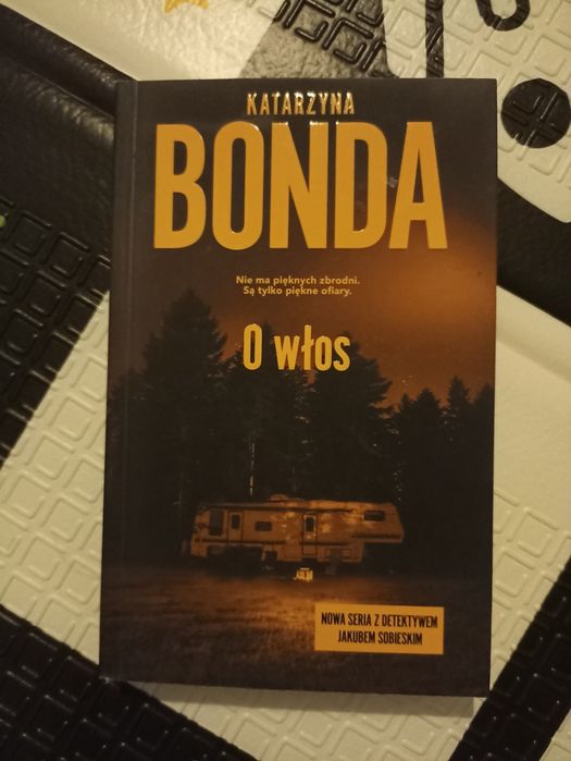 O włos, K. Bonda