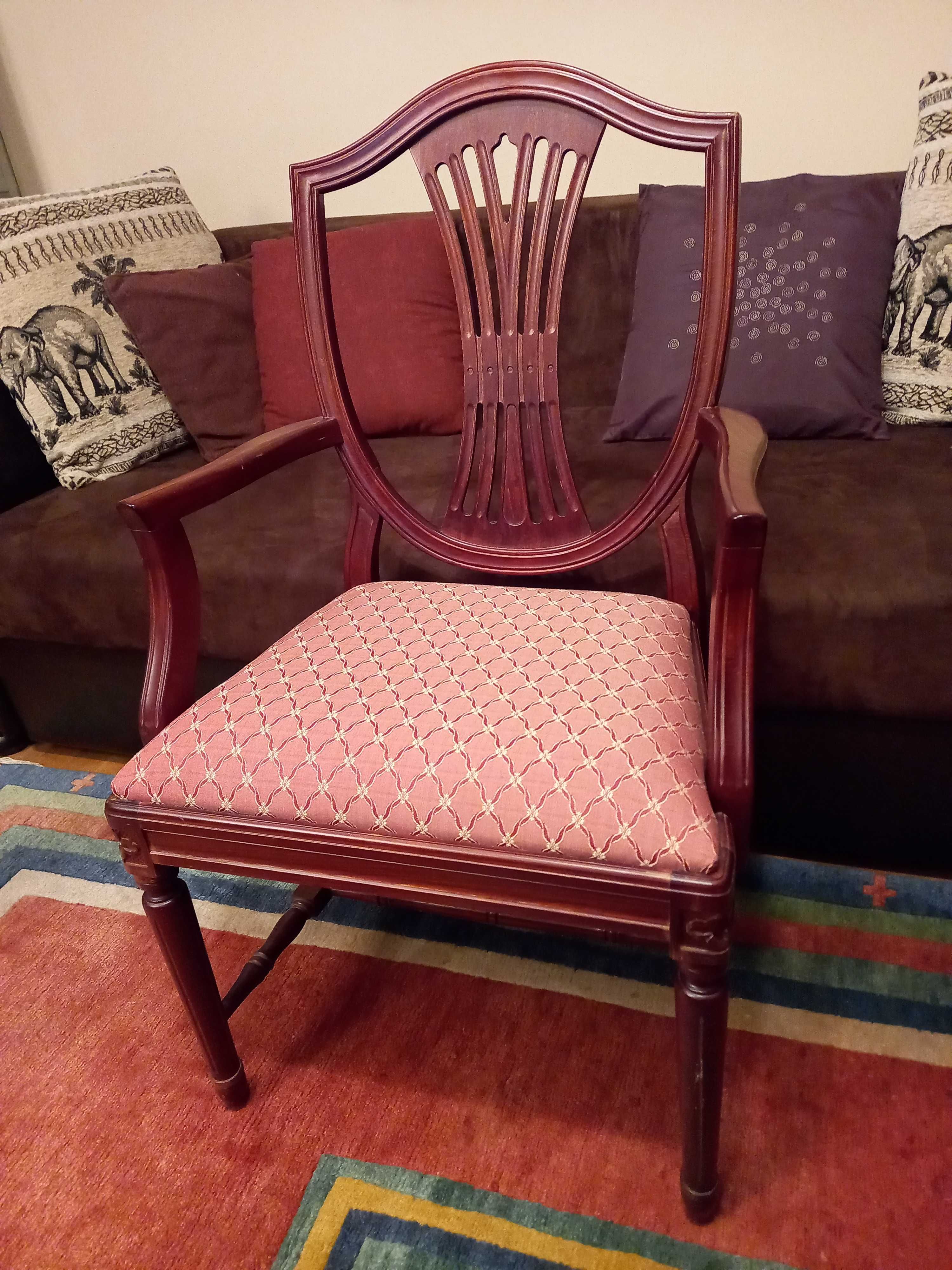 Krzesło,  drewniane tapicerowane w bardzo dobrym stanie