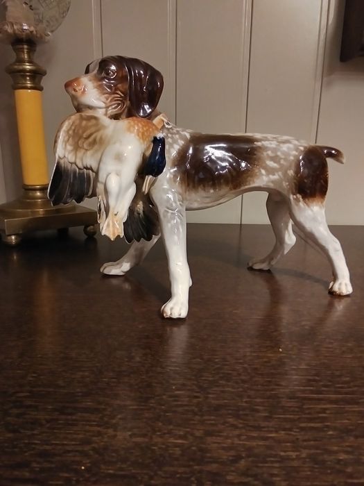 Figura Figurka psa myśliwskiego z kaczką Rumunia .