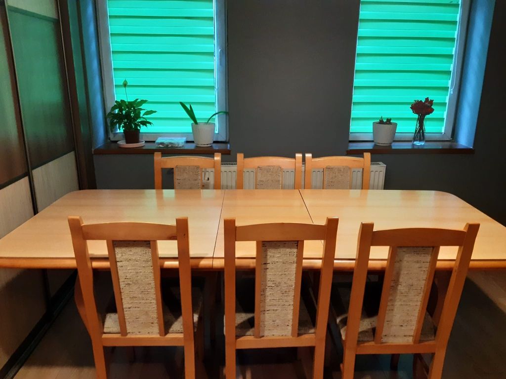 Stół z krzesłami