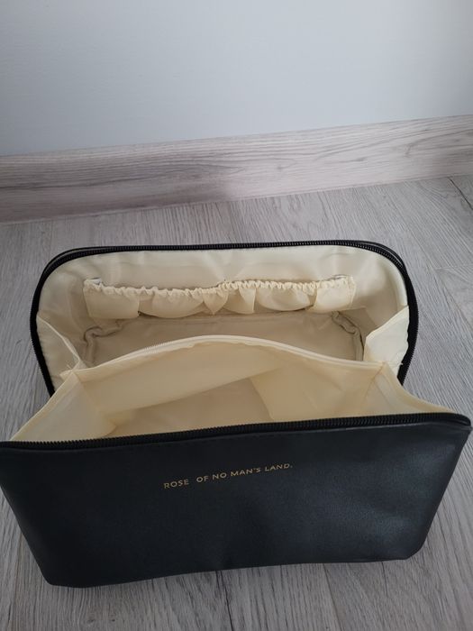 Kosmetyczka Rose of no man's land NOWA