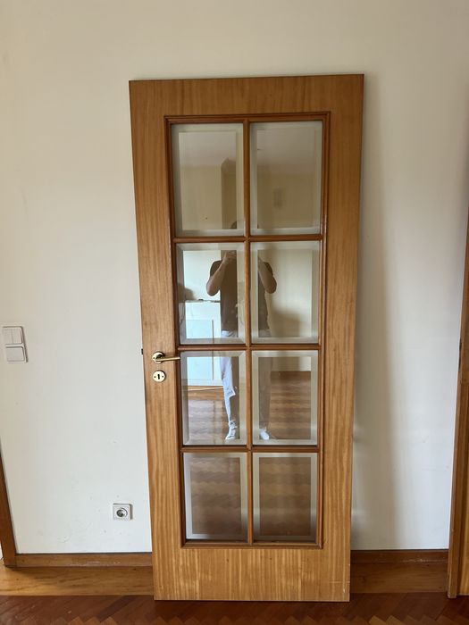 Portas de madeira para sala e cozinha com vidros