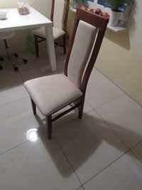 Krzesła  tapicerowane wysokie z drewnianym obiciem