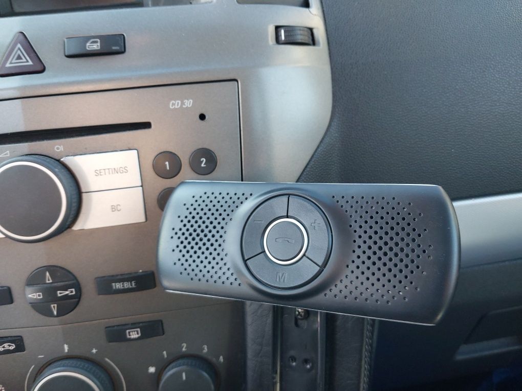 Samochodowy zestaw głośnomówiący Bluetooth