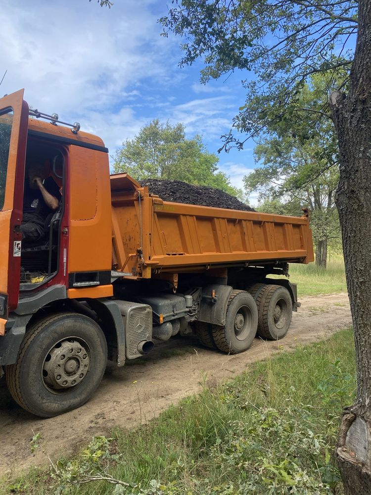 Transport zwiru piasku ziemi gruzu koparka