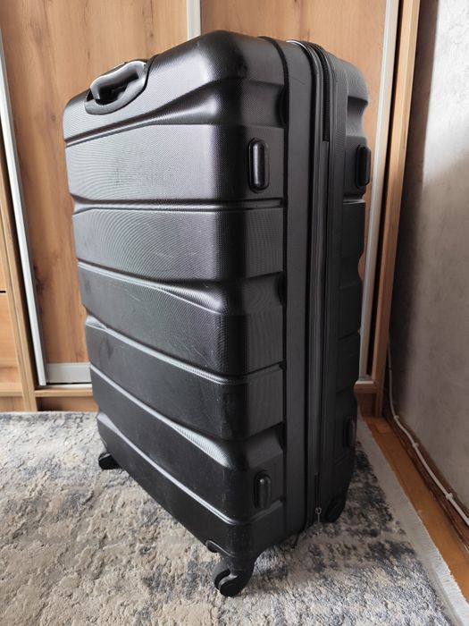 Валіза середнього розміру