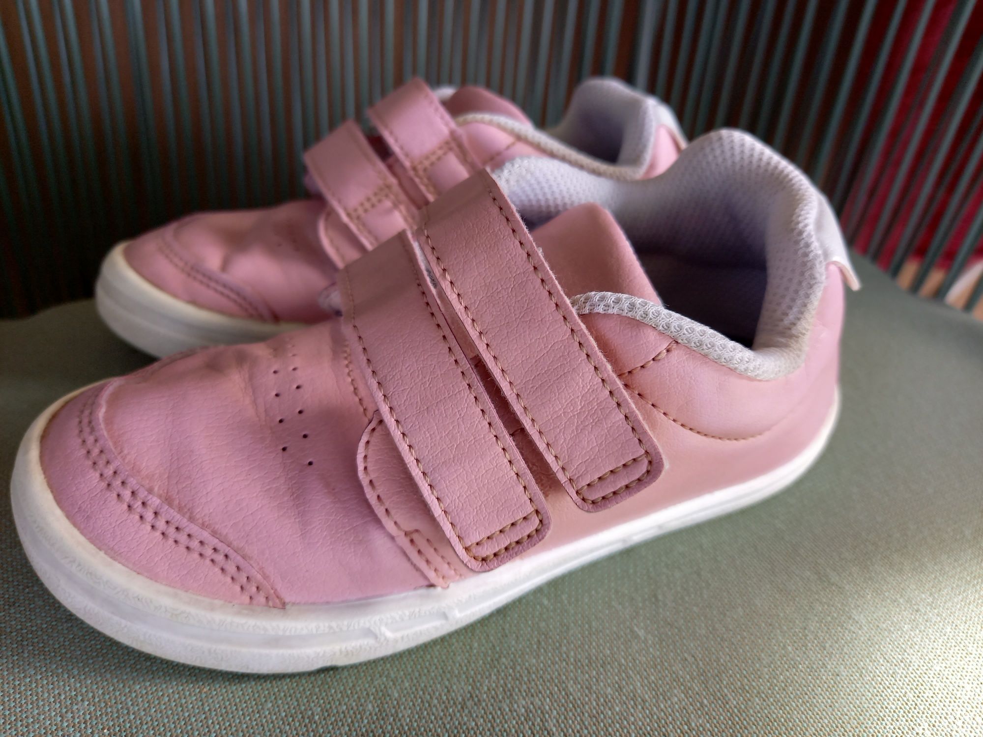 Дитячі кросівки рожевого кольору.