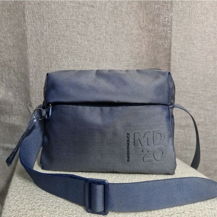 Кроссбоді бренду Mandarina Duck.