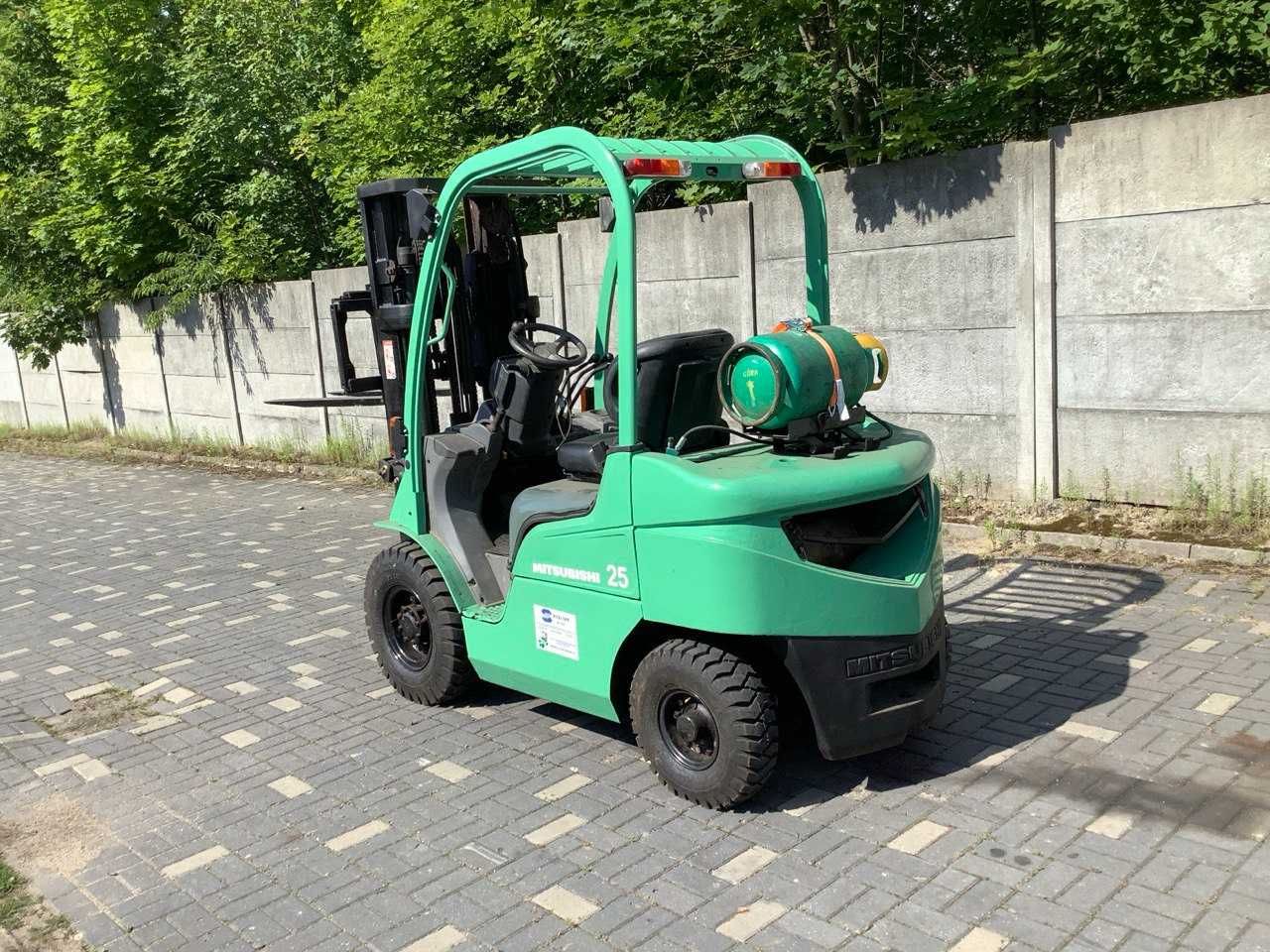 Gazowy wózek widłowy Mitsubishi FG25, triplex, po serwisie.