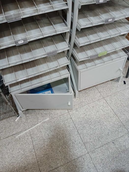 Vende-se expositor para linhas de croché