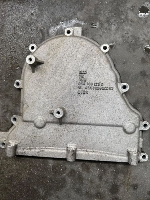 Dekiel głowicy obudowa rozrządu Audi Q7 v12 TDI 05A109129C 05A109130C