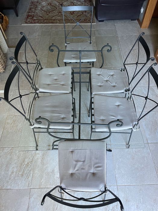 Mesa de jantar e cadeiras