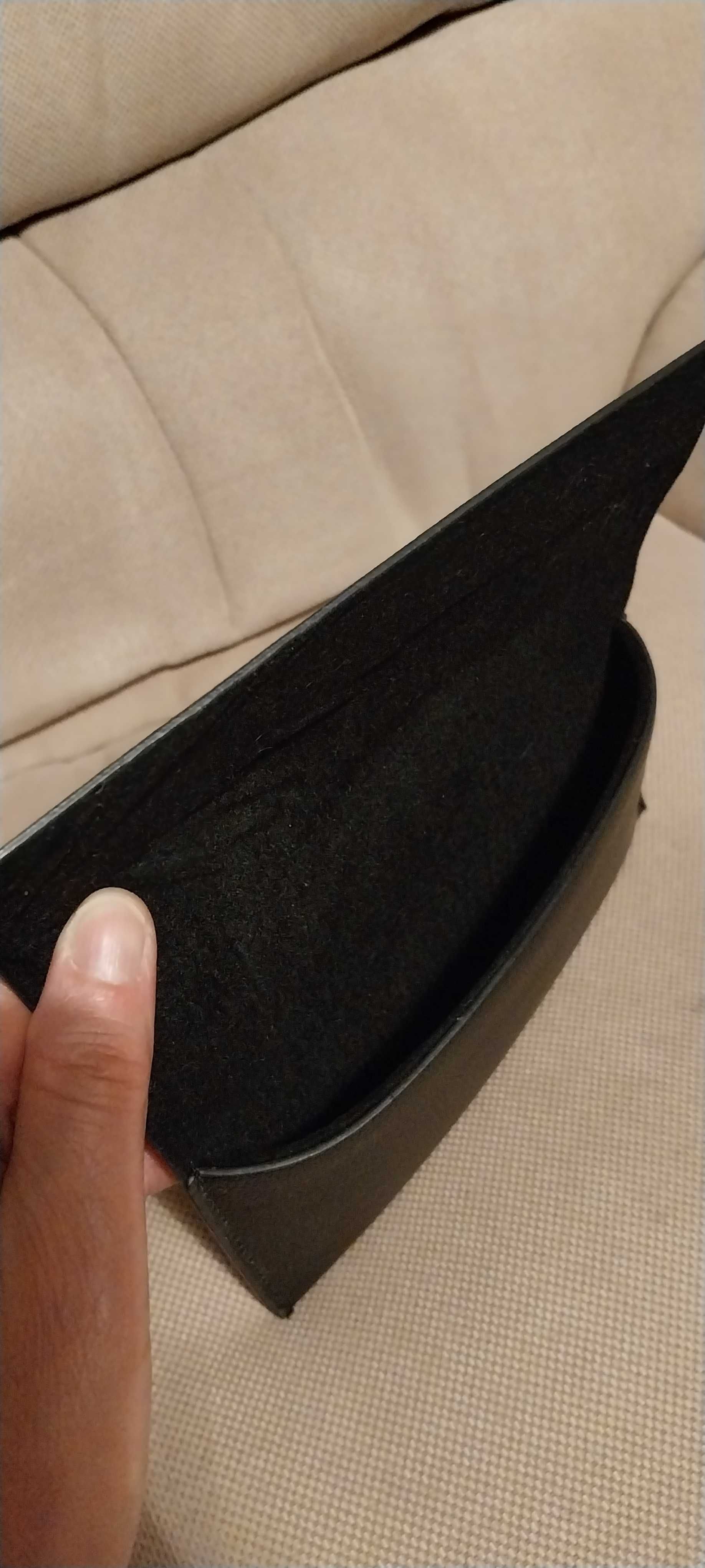 Czarne    etui na okulary