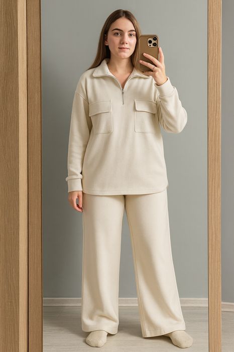 Дуже гарний брендовий костюм молочного кольору