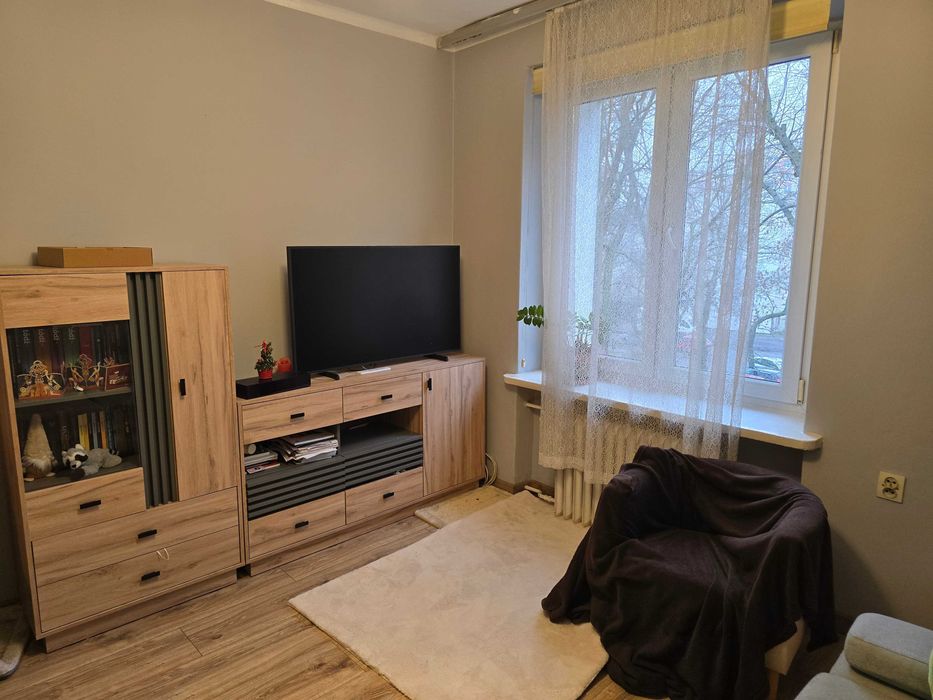 Blisko Manufaktury, mieszkanie 2 pokojowe w bloku z oddzielną kuchnią.