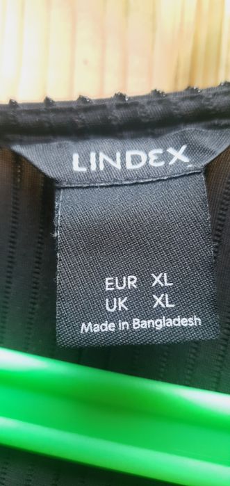 Sukienka z drobnymi zdobieniami