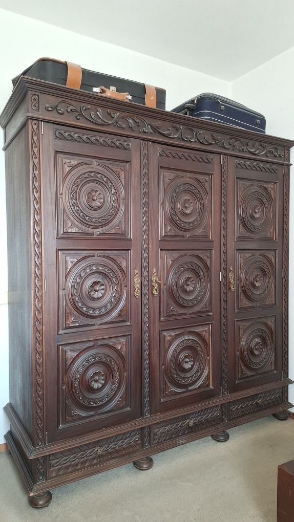 Roupeiro antigo de quarto em madeira maciça