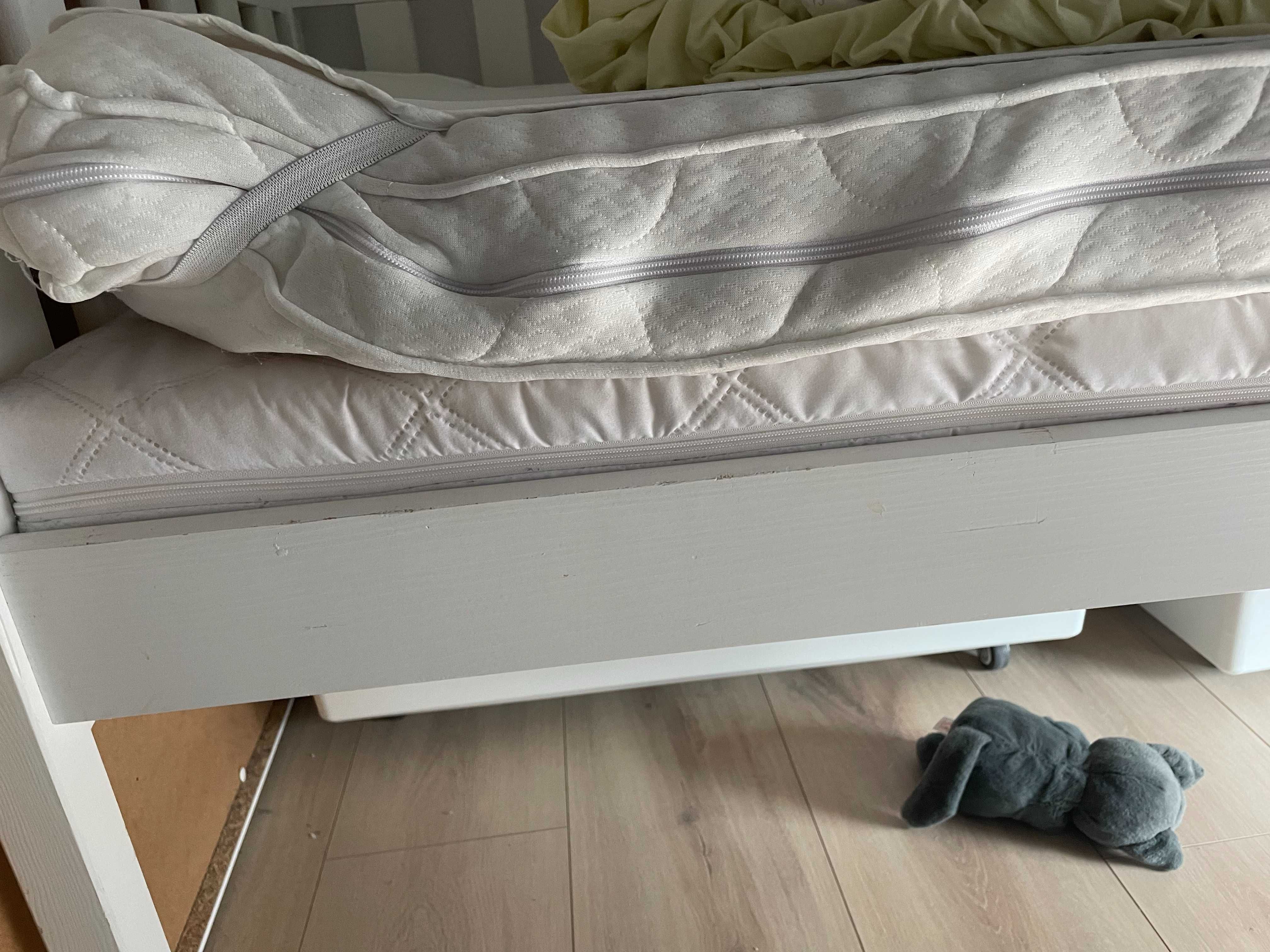 Sprzedam łóżko dziecięce 80x160 z litego drewna + 2 materace