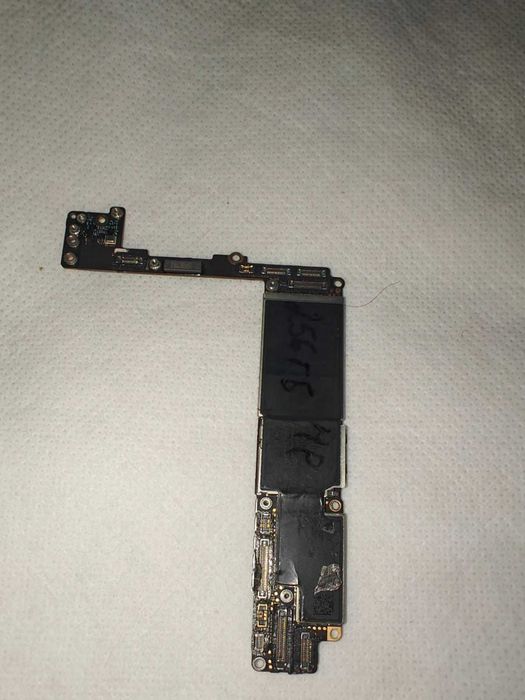 плата під відновлення висить на шнурку iPhone 8 Plus 64 гб