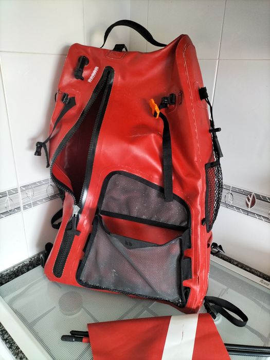 Boia e mala de caça submarina