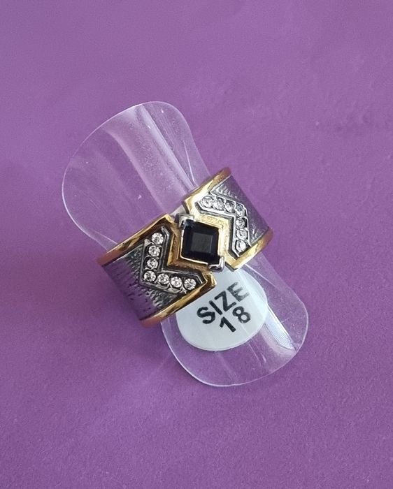 Anel bicolor, em aço, com zirconias e uma pedrinha preta. Só T20