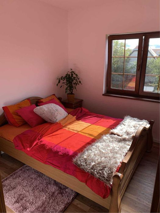 Sprzedam komplet dębowych mebli do sypialni.