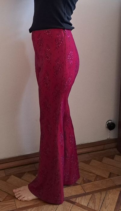 Calcas de renda de boca de sino.