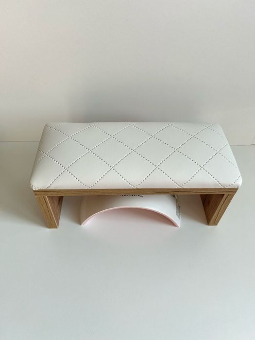 Podpórka do manicure paznokci pod dłoń.  Biała pikowana