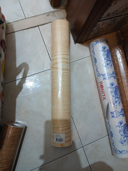Estou a vender papel de parede 20 m e L-45 cm de largura