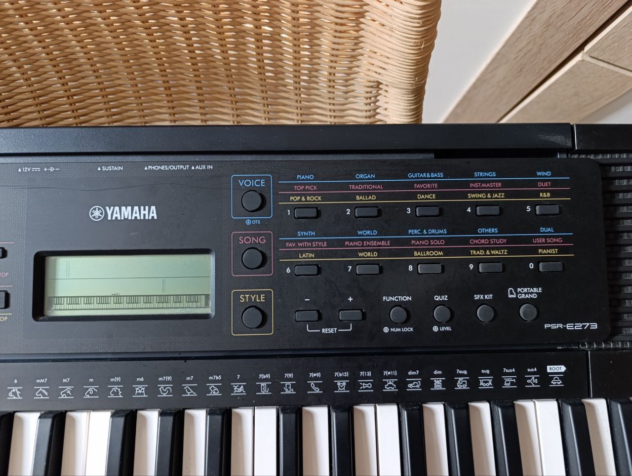 Синтезатор Yamaha psr-е 273