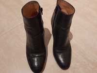 Botas pretas + mala c/ correntes